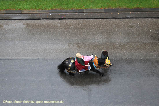 Bräurosl von oben beim Trachten- und Schützenzug 2016 (©Foto: MartiN Schmitz)